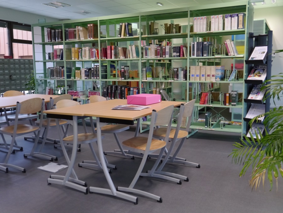 Salle de consultation du CDI avec tables chaises et rayonnages