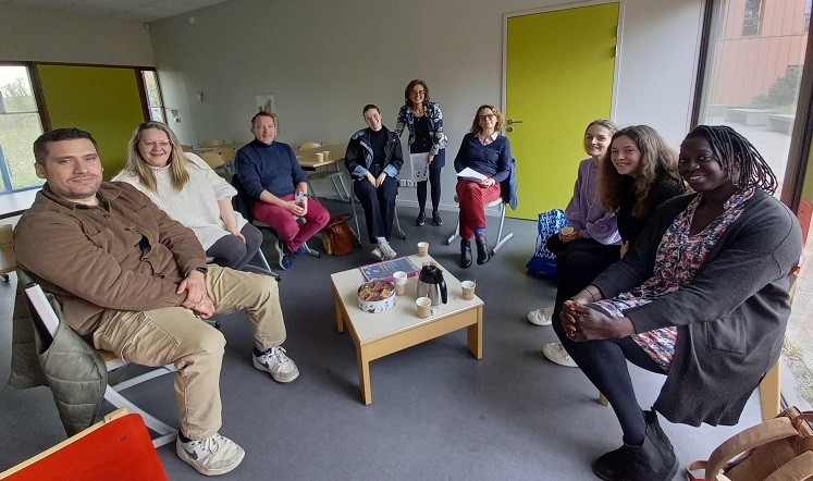 étudiants et formateurs posant autour d'un café